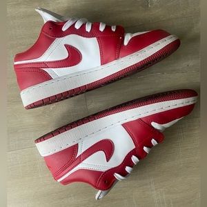 Authentic AIR JORDAN 1 LOW (GS) in the GYM RED colourway size 6.5Y